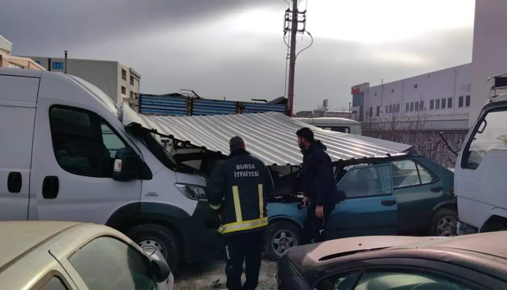 Bursa’da lodos nedeniyle uçan fabrika çatısı Yediemin otoparkına düştü