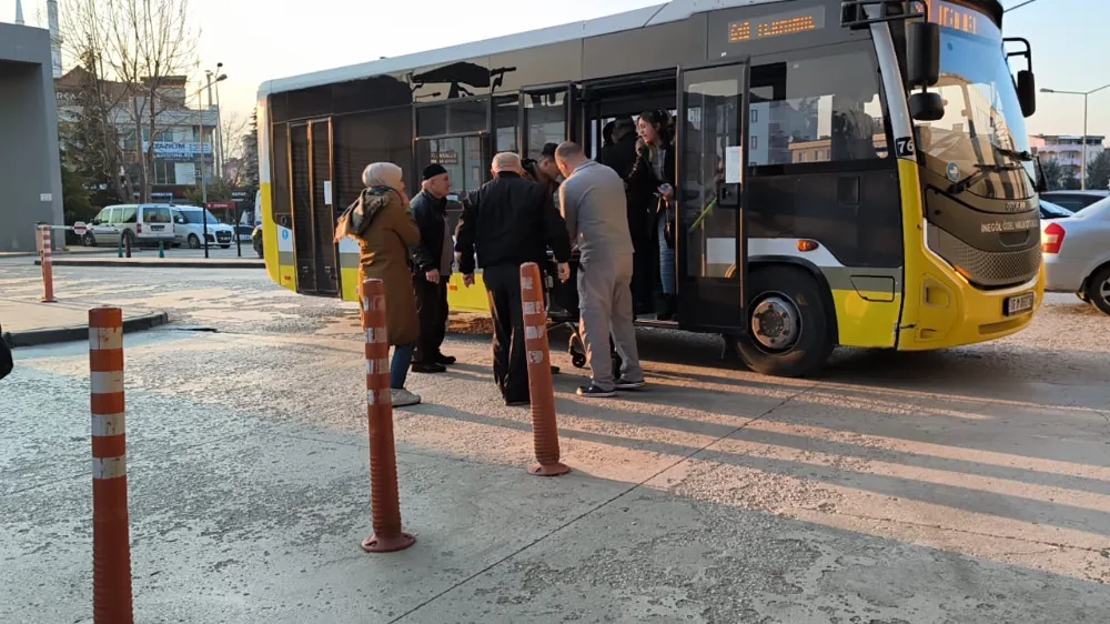 Halk otobüsü şoförü, rahatsızlanan yolcuyu hastaneye yetiştirdi