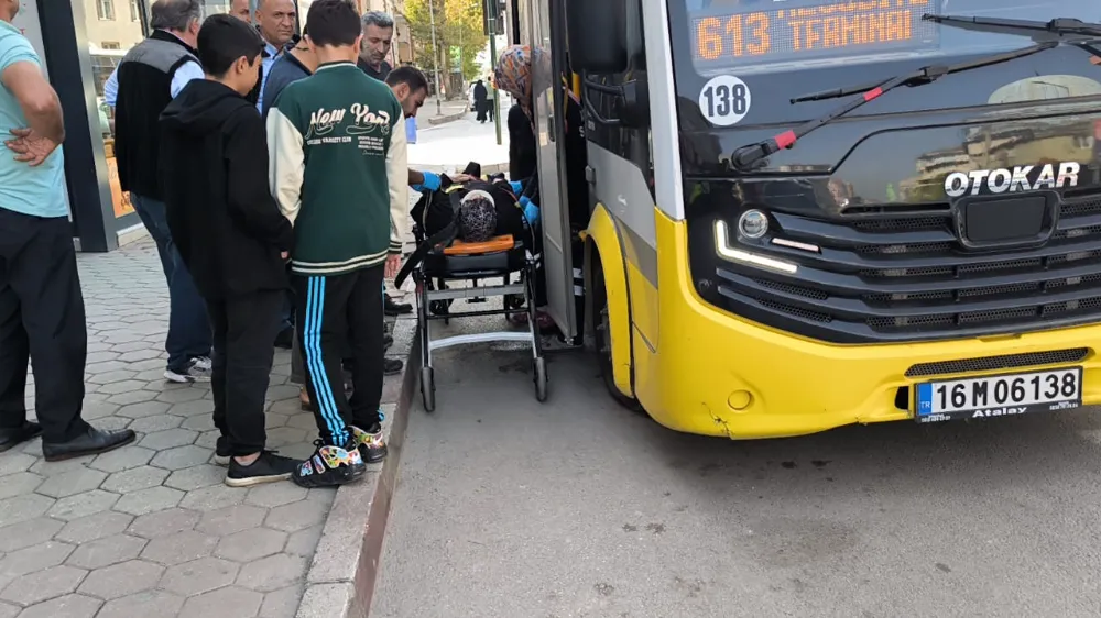 Halk otobüsünün önüne bisiklet çıkması sonucu ani fren yaptı 2 kişi yaralandı