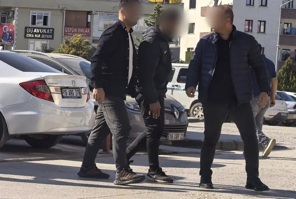 İnegöl’de Çatıda Havaya Ateş Açan Maganda Polis Ekiplerince Yakalandı