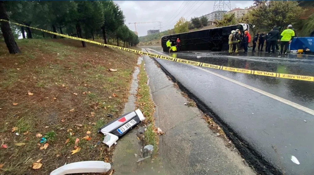 Yolcu otobüsünün devrilmesi sonucu 2 kişi öldü, 18 kişi yaralandı