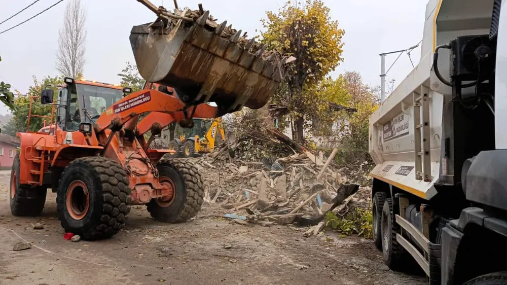 İnegöl’de metruk binaların yıkımı sürüyor