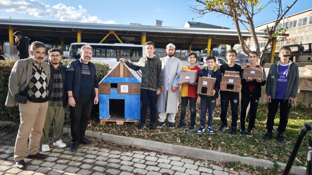 Hüdai Camii Gençlerinden Kuşlara Sıcacık Yuva