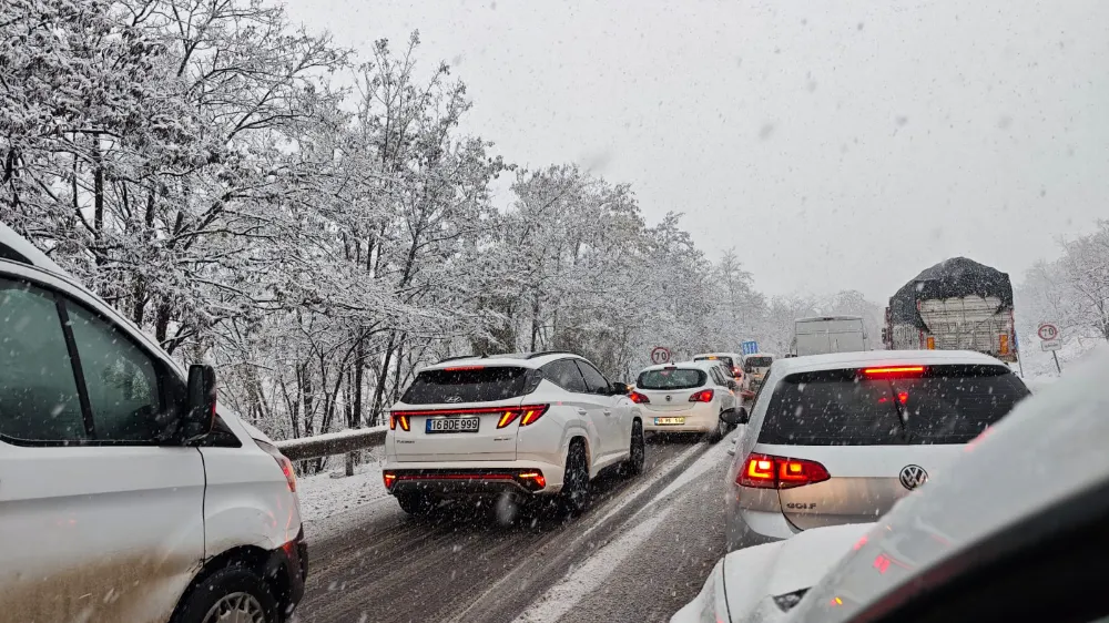 Bursa-Ankara İnegöl Karayolu Ümitalan Mevkiinde Yoğun Kar Yağışı: Trafik Durma Noktasında