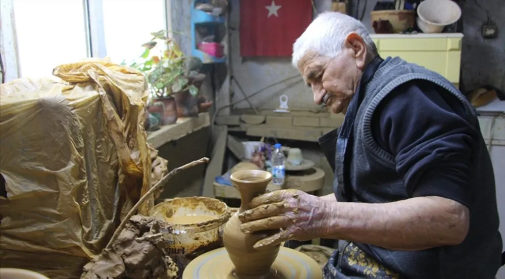 Bilecikli Osman usta 84 yılını geçirdiği çömlekçi çarkına veda etti