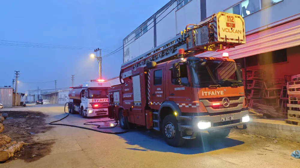 Mobilya Fabrikasındaki Asansör Yangını Kısa Sürede Söndürüldü