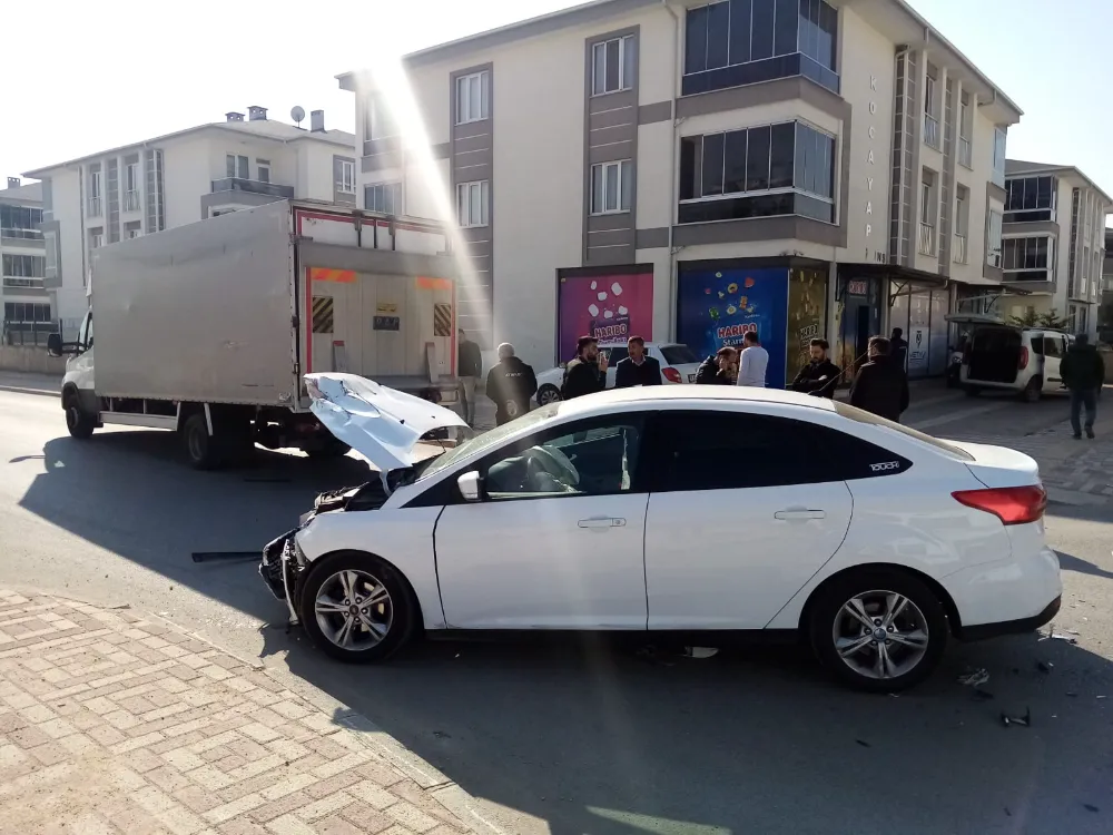 Ertuğrulgazi Mahallesi’nde Otomobil ile Kamyon Çarpıştı: 3 Çocuk Yaralandı