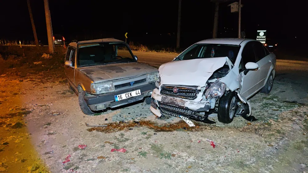 İnegöl’de Kafa Kafaya Çarpışan İki Otomobilde 6 Kişi Yaralandı