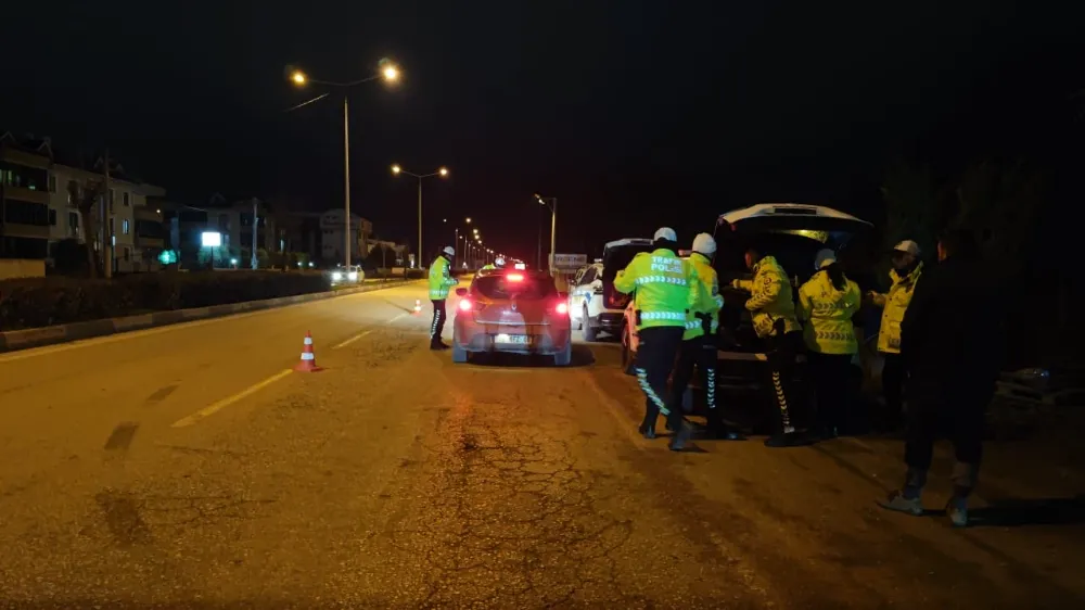 İnegöl Çevre Yolunda Trafik Uygulaması: Alkollü Sürücülere  ve muayenesiz araçlara İşlem Yapıldı