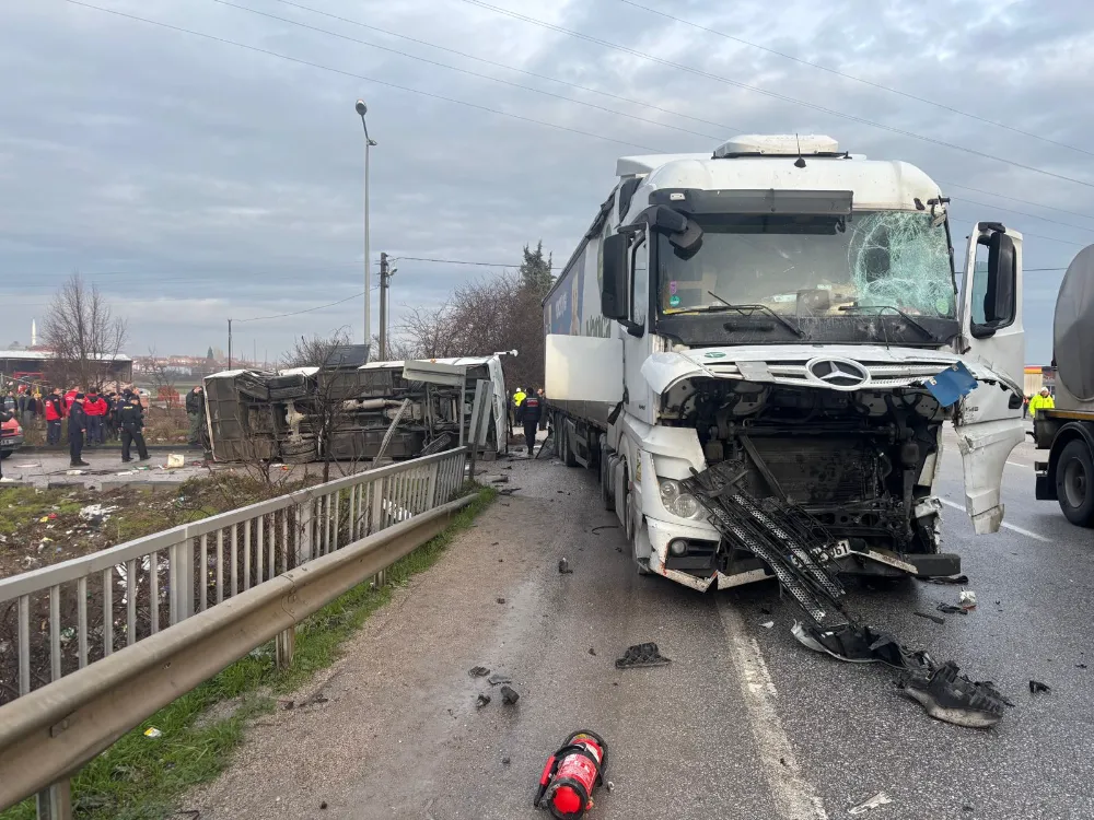 Okul servisi ile tırın çarpışması sonucu 26 kişi yaralandı -