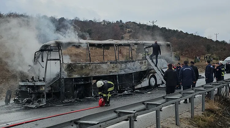 Yolcu otobüsü kamyona çarptı, 2 kişi öldü, 6 kişi yaralandı