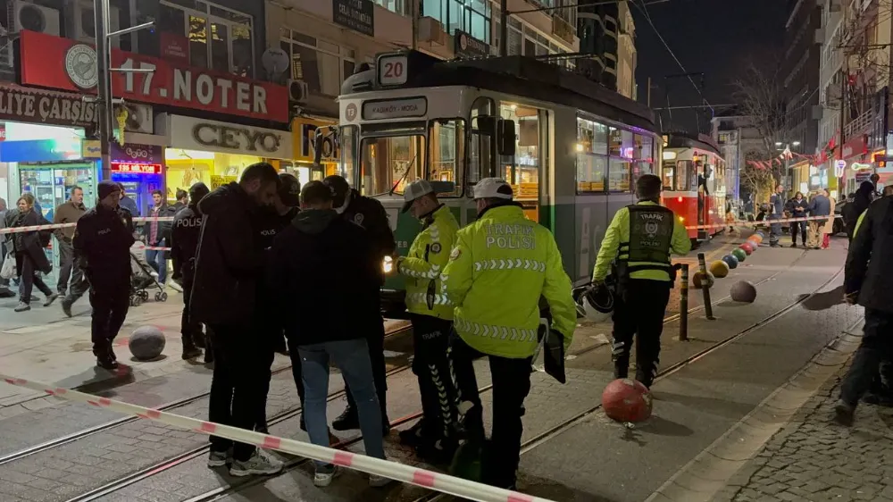 Torununu kurtarmak isterken tramvayın altında kalan kadın hayatını kaybetti