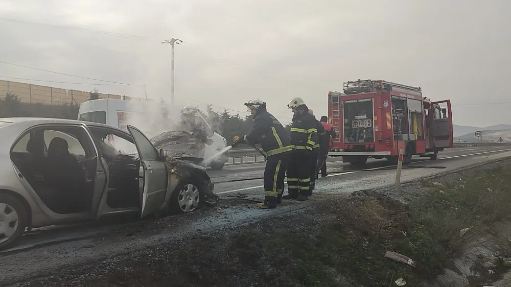 Seyir halindeki otomobilde çıkan yangın söndürüldü