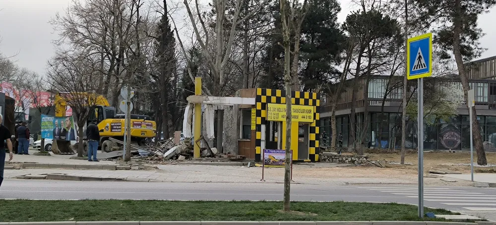 İnegöllülere yıllardır hizmet veren ‘Heykel Taksi Durağı’ yıkıldı