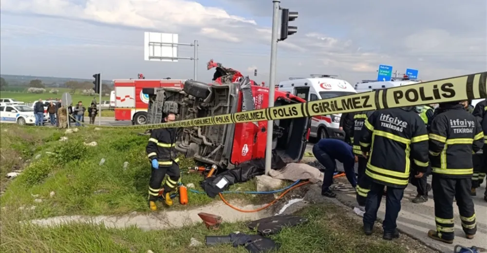 Minibüsle tırın çarpışması sonucu 5 kişi öldü, 10 kişi yaralandı