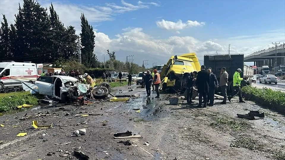 Karşı şeride geçen tırın çarptığı otomobildeki 6 kişi  öldü