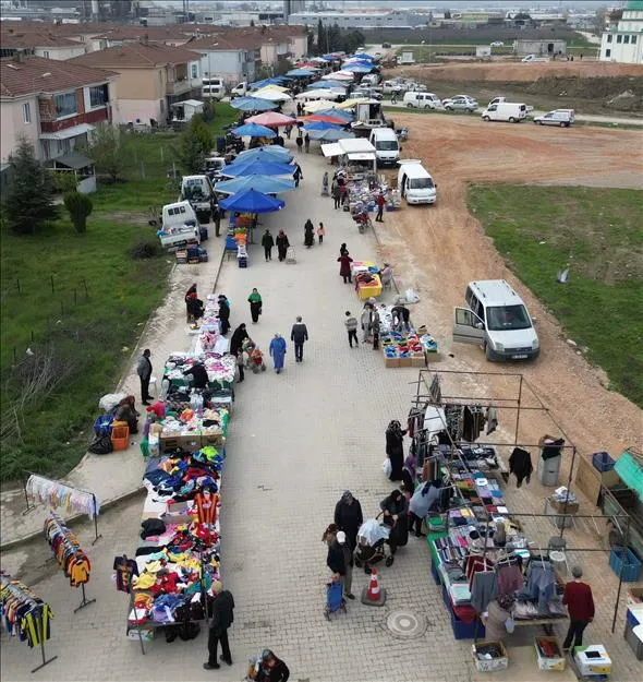 Cumhuriyet Mahallesi Semt Pazarı Kurulmaya Başladı