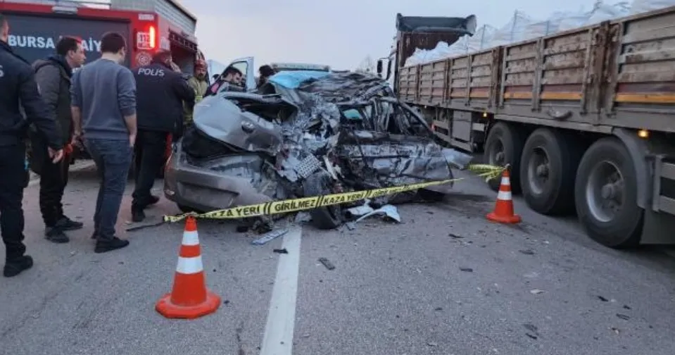 Karşı şeride geçen otomobil tırla çarpıştı: 2 ölü