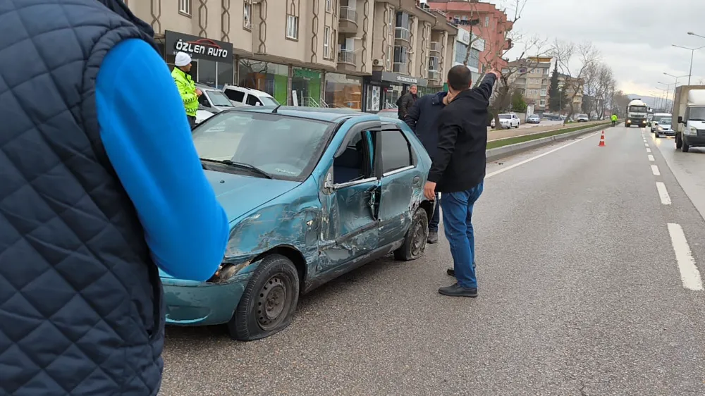    İnegöl Girişinde Beton Mikseri ile Otomobil Çarpıştı: 2 Yaralı