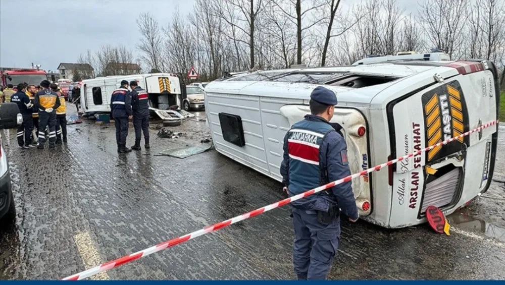 İşçi servislerinin  çarpıştığı kazada 1 kişi öldü, 27  kişi yaralandı