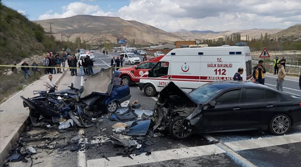 Trafik kazasında 3 kişihayatını kaybetti, 5 kişi yaralandı