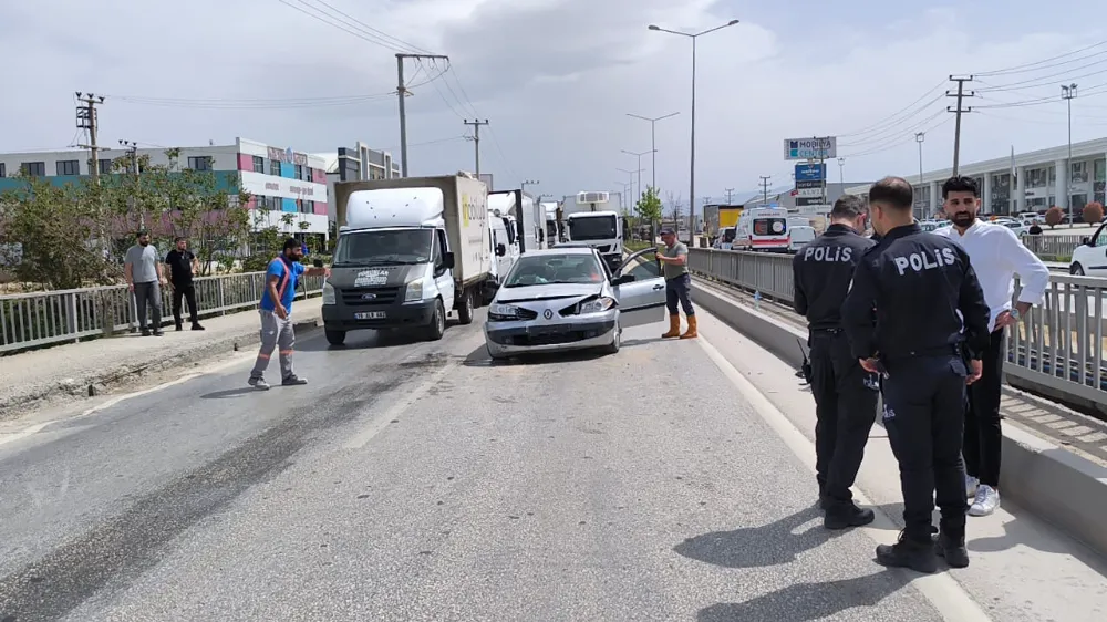 Hafif ticari araç ile çarpışan otomobildeki 1 kişi yaralandı