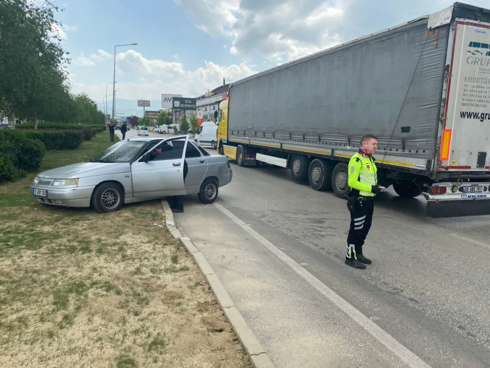 Tır ile çarpışan otomobilin sürücüsü yaralandı