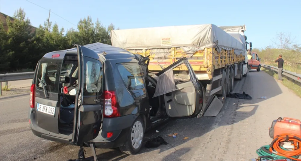 Hafif ticari aracın tıra çarpması sonucu 3 kişi öldü, 1 kişi yaralandı