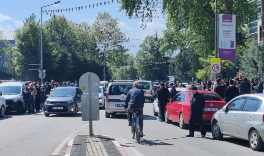 Yüzlerce Öğrenci Sınavda, Aileler de Heyecanla Bekledi