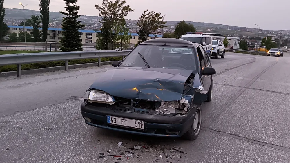 Yenice Köprülü Kavşağında İki Otomobil Çarpıştı: İki Yaralı