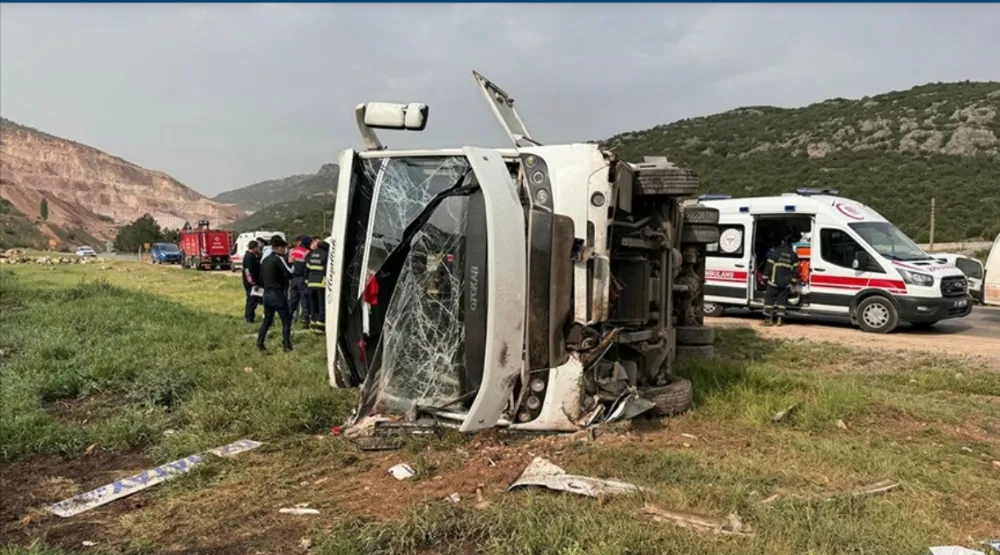 Yolcu midibüsünün  devrilmesi sonucu 1 kişi öldü, 17  kişi yaralandı