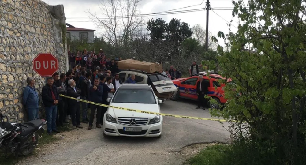 Yangın çıkan evde anneve oğlu, yanmış aracında da babaölü bulundu