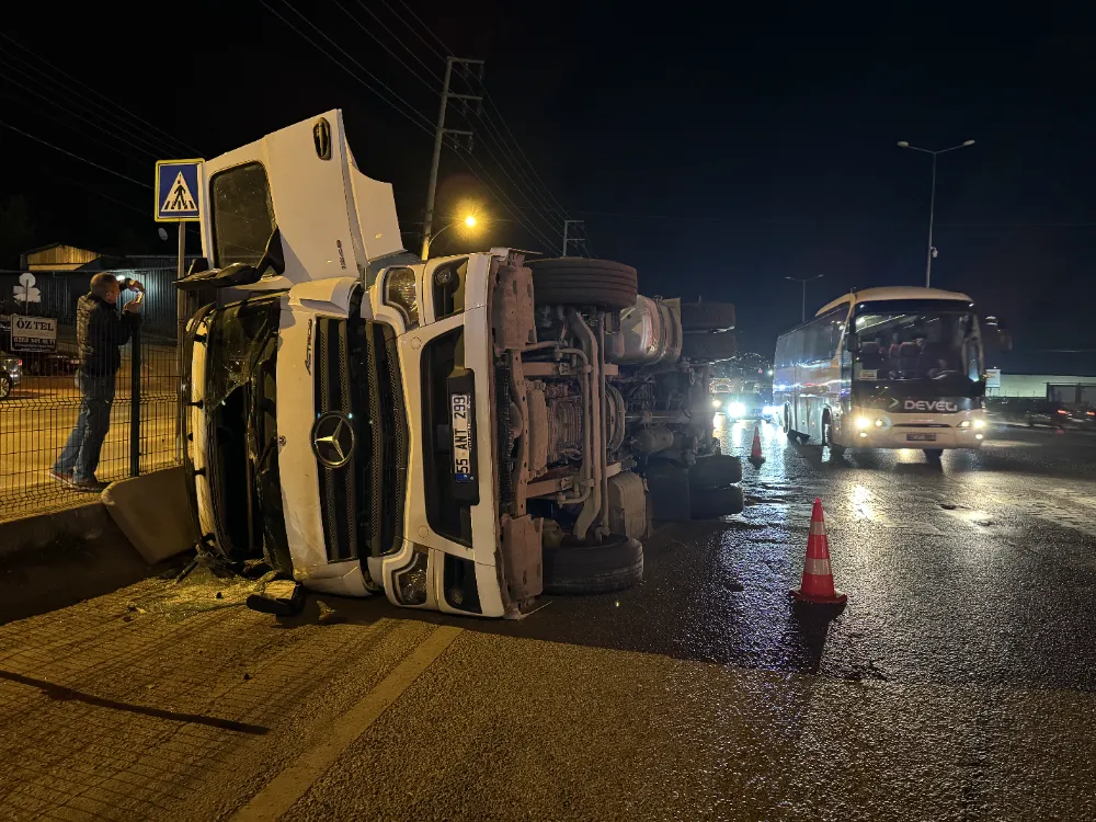 Devrilen tırın sürücüsü yaralandı