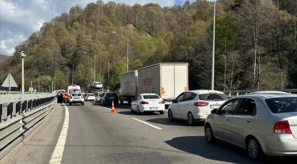 Bayram tatilinin ilk 2 günündeki  trafik kazalarında 12 kişi öldü,1966 kişi yaralandı