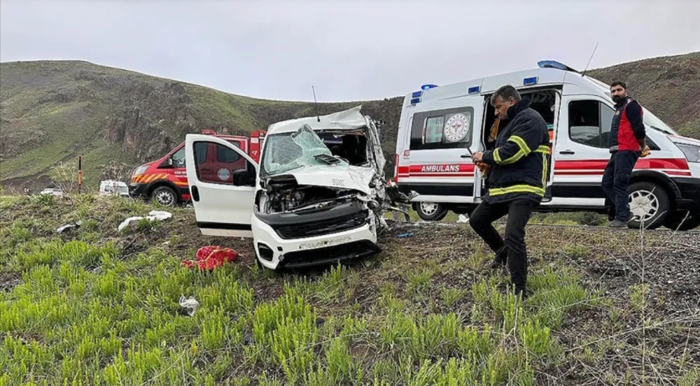 Hafif ticari araç ile  minibüs çarpıştı, 2 kişi öldü, 5 kişi  yaralandı