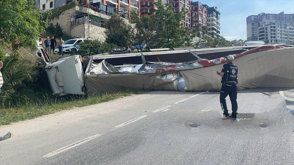 Bursa’da devrilen tır ulaşımda aksamaya neden oldu