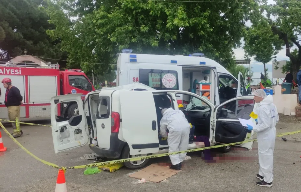 Virajda kayan tırın dorsesiyle çarpışan araçtaki 3 kişi öldü, 4 kişi yaralandı