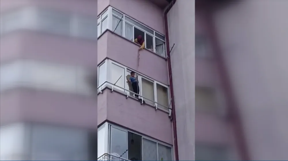 Balkon penceresi iledemir korkuluk arasında mahsurkalan çocuğu itfaiye kurtardı