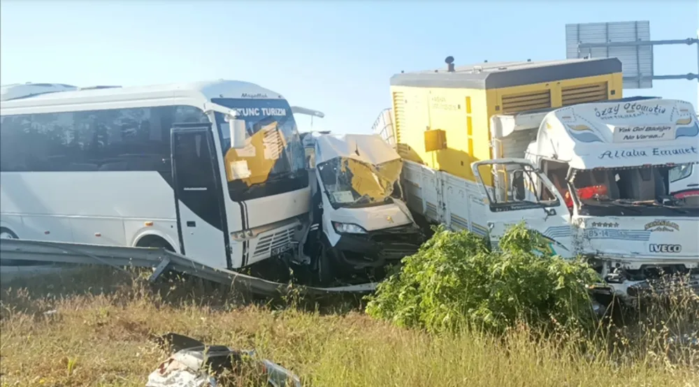 Fren arızası  nedeniyle duramayan  kamyonetin işçi servislerine  çarpması sonucu 18 kişi yaralandı