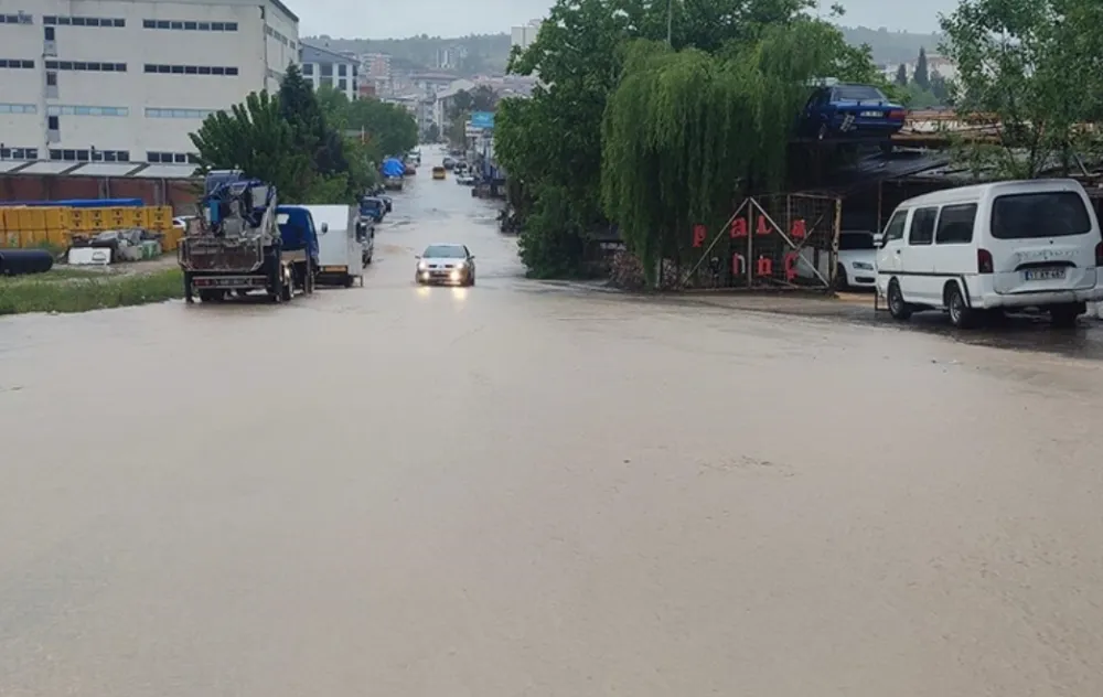 Bazı illerde sağanak hayatı  olumsuz etkiledi