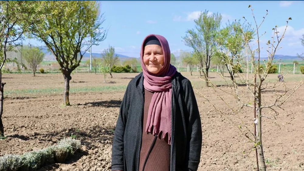 Memleketine kesin dönüş yapan  Kezban Kurnaz, çiftçilere öncü  oldu