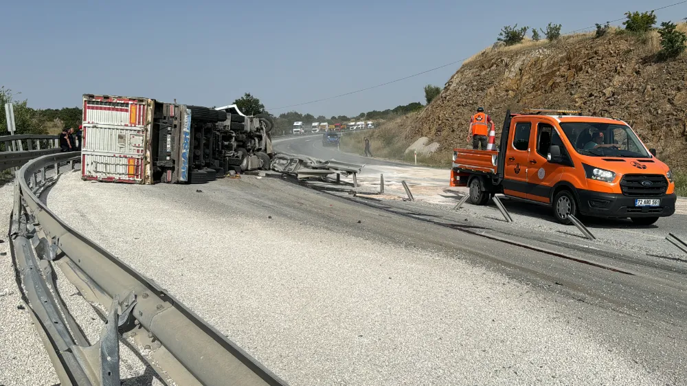 Tırın devrilmesi sonucu 1 kişi öldü, 1 kişi yaralandı