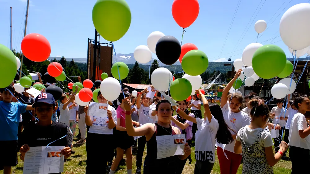 Bursalı öğrenciler karneli balonlarını Filistinli çocuklar için gökyüzüne uçurdu