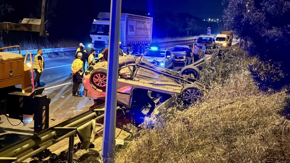 Bariyere çarparak devrilen otomobildeki 3 kişi öldü