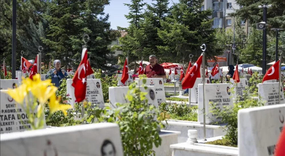 Arife gününde şehitlik ve mezarlıkları ziyaret edenler yakınları için dua okudu