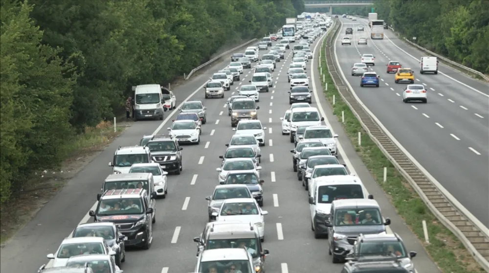 Bayram tatili dolayısıyla yollarda trafik yoğunluğu yaşanıyor