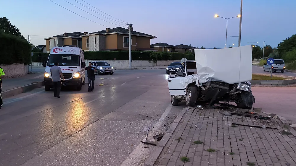 İnegöl Ahmet Türker çevre yolu üzerinde kazada 3 kişi yaralandı 