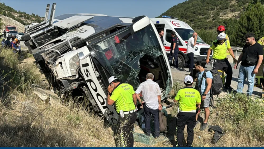 Denetimde taktırılan emniyet  kemeri devrilen otobüsteki 23  kişiyi hayata bağladı