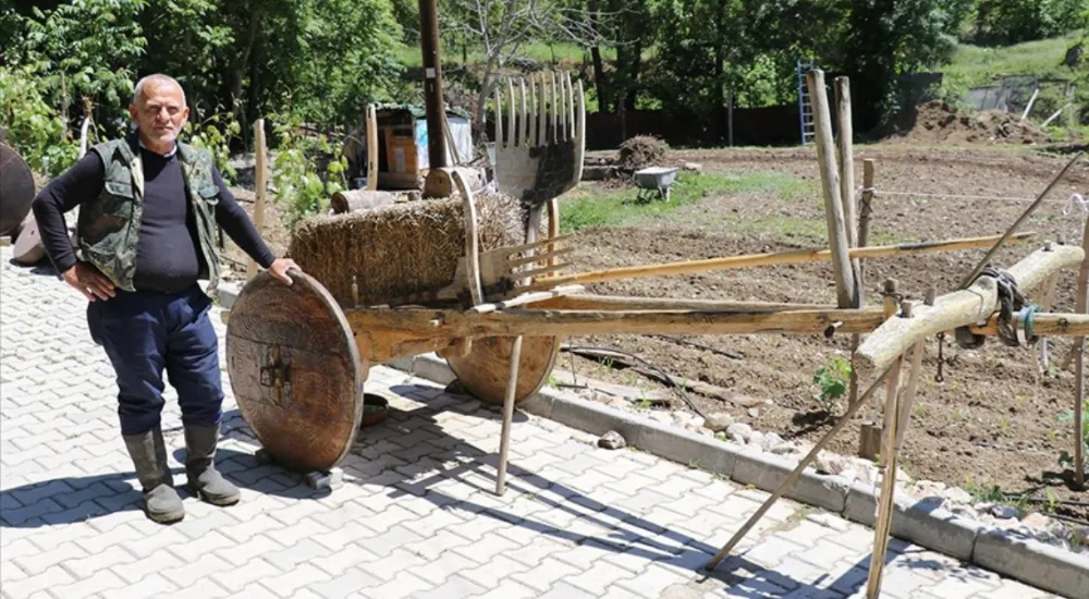 Yıllardır topladığı eski eşyaları evinin terasında ve bahçesinde sergiliyor