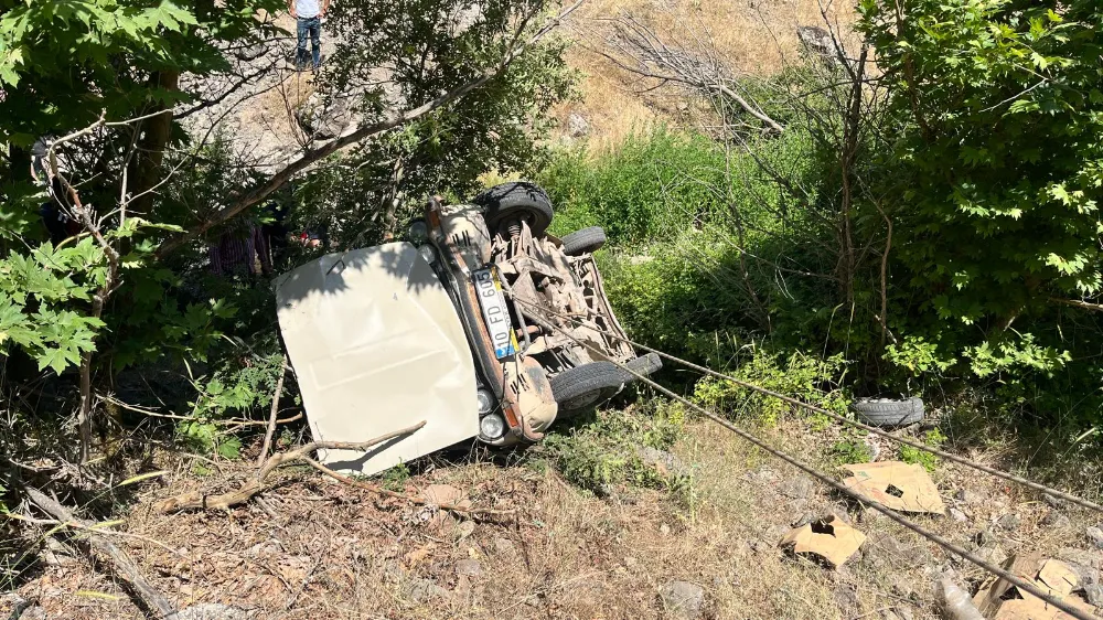 Şarampole devrilen otomobildeki 1 kişi hayatını kaybetti